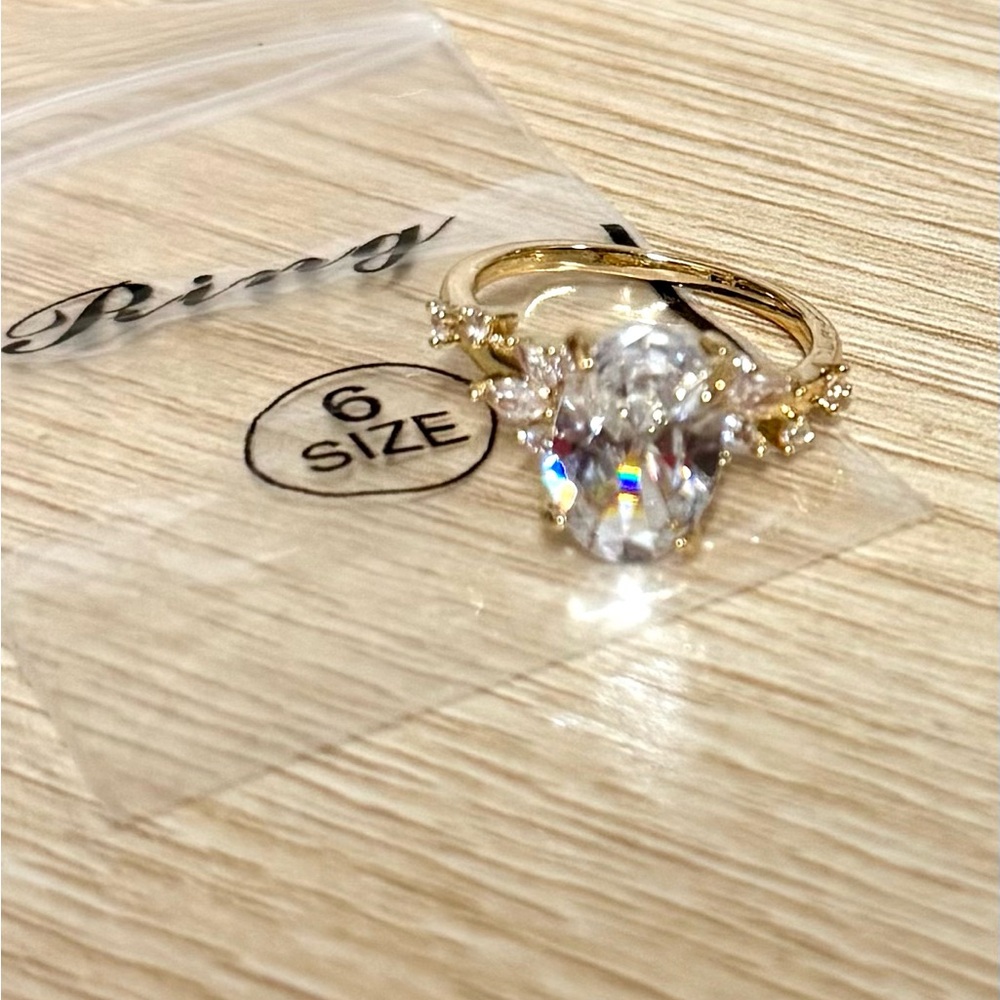 Elegant Gold Ring with Clear Gemstone